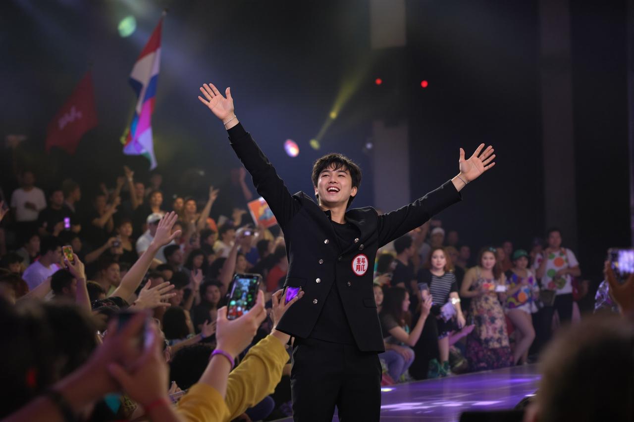 在线免费观看影迷见面会圆满举行，万名粉丝热情参与